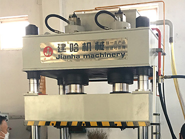 四柱液壓機是如(rú)何工作運行的(de)